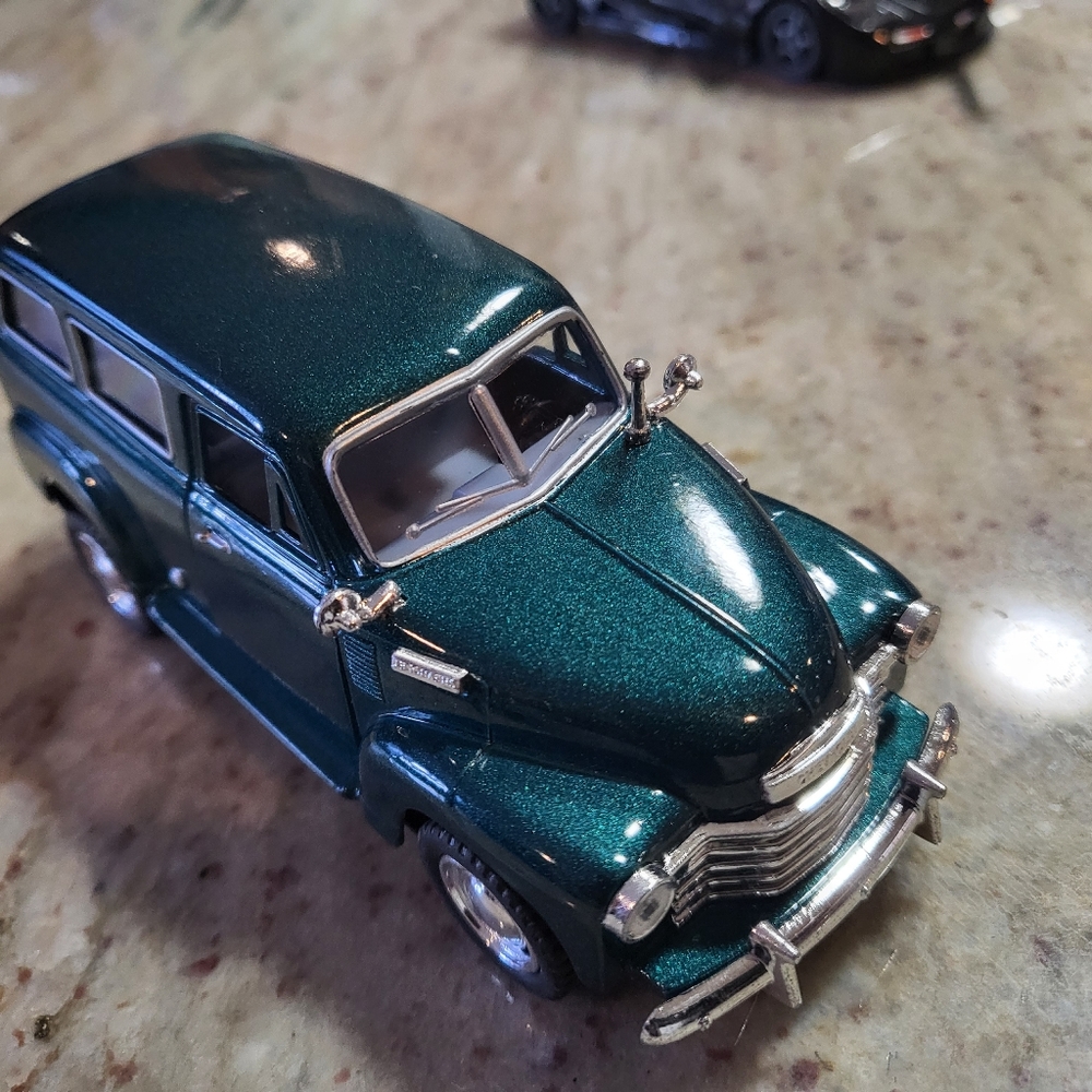 Die-cast match box Chevrolet Suburban( 1950)